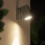 Applique murale extérieure aluminium argenté carrée orientable, finition mate, éclairage directionnel vers le bas