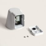 Applique murale extérieure blanche, boîtier ouvert et platine de fixation avec vis visibles