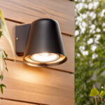 Applique murale extérieure en aluminium noir mat, design conique avec éclairage orienté vers le bas