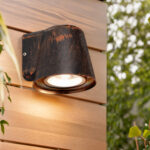 Applique murale extérieure wengé en aluminium texturé, forme arrondie, éclairage orienté vers le bas