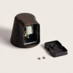 Applique murale extérieure aluminium wengé, corps ouvert montrant bornier, plaque de fixation et vis