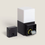 Applique murale cubique noire en aluminium avec diffuseur blanc opalin et boîtier de connexion apparent