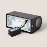 Applique murale extérieure aluminium anthracite rectangulaire avec embout circulaire et boîtier d'alimentation visible