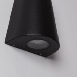 Applique murale noire en aluminium finition mate, forme conique triangulaire avec lentille LED orientée vers le bas