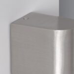 Applique murale extérieure en aluminium brossé argenté, corps rectangulaire aux bords arrondis, à fixer au mur.