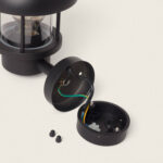 Applique murale extérieure en aluminium noir mat, lanterne cylindrique à vitrage transparent et boîtier de connexion ouvert