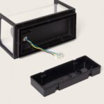 Applique murale extérieure en aluminium noir avec panneaux en verre transparent et câblage de fixation visible