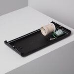 Applique murale à platine noire avec douille cylindrique, bornier de connexion et fil de terre