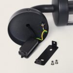 Applique murale extérieure noir mat, base ronde de fixation, câbles et boîtier de connexion visibles