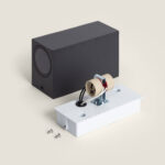 Applique murale extérieure rectangulaire gris foncé avec boîtier métal, platine de fixation blanche et douille