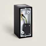 Applique murale rectangulaire aluminium noir, intérieur blanc, câblage et boîtier électrique visibles