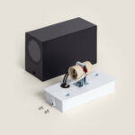 applique murale noire en aluminium rectangulaire avec platine de fixation blanche et douille céramique