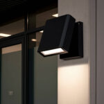 Applique murale extérieure noire en aluminium, forme rectangulaire inclinée, éclairage dirigé vers le bas