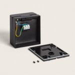 Boîte de raccordement noire pour applique murale avec couvercle détachable et bornier de connexion visible