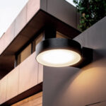 Applique murale extérieure ronde en aluminium noir, diffuseur plat éclairant vers le bas