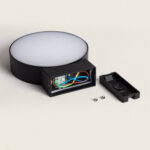 Applique murale ronde noire en aluminium, diffuseur blanc opale, boîtier de connexion apparent avec câbles