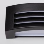 Applique murale extérieure noire en aluminium avec lames horizontales et diffuseur opalin
