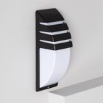 Applique murale extérieure noire en aluminium avec diffuseur blanc et lames horizontales courbes