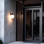 Applique murale extérieure globe en verre opalin avec support métallique noir mat