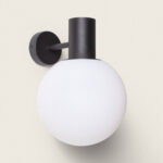 Applique murale extérieure globe opalin blanc avec support métallique cylindrique noir mat