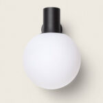 Applique murale extérieure globe blanc opalin, support cylindrique noir en aluminium