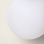 Applique murale blanche à diffuseur opalin en forme de globe