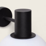 Applique murale noire en métal, bras cylindrique et globe opalin blanc