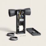 Applique murale extérieure aluminium grise deux spots, boîtier ouvert révélant câblage et pièces de fixation