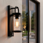 Applique murale extérieure noire en métal avec verre cylindrique transparent et ampoule à filament apparente