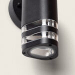 Applique murale extérieure noire en métal mat, cylindre avec anneaux en verre transparent et diffuseur orienté vers le bas