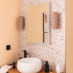 Applique murale cylindrique rouge, fini mat, éclairage haut et bas, montage mural