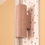 Applique murale cylindrique en ciment rouge texturé à fixation murale