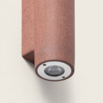 Applique murale extérieure cylindrique en ciment rouge, éclairage orienté bas, finition texturée