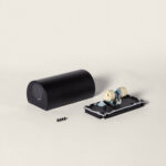 Applique murale extérieure double noire, boîtier cylindrique et platine de fixation avec composants électriques visibles