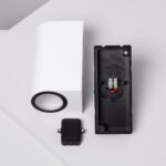 Applique murale extérieure blanche rectangulaire avec ouverture circulaire et boîtier de fixation noir