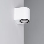 Applique murale blanche cubique avec spot encastré orienté vers le bas