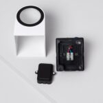 Applique murale extérieure blanche angulaire avec anneau noir et boîtier de connexion électrique séparé