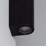 Applique murale noire en métal avec optique circulaire encastrée orientée vers le bas