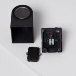 Applique murale extérieure noire cubique avec boîtier électrique et plaque de fixation visibles