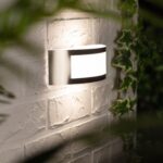 Applique murale extérieure inox rectangulaire brossée, face lumineuse diffuse, fixation murale pour éclairage extérieur