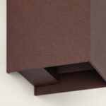 Applique murale extérieure aluminium finition rouille, forme rectangulaire avec ouverture inférieure