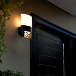 Applique murale extérieure en aluminium noir avec diffuseur cylindrique opalin et plaque numérotation rétroéclairée 13d