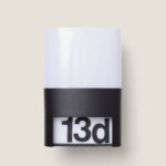 Applique murale extérieure blanche et noire avec diffuseur supérieur et encart de numérotation visible 13d