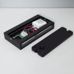 Applique murale rectangulaire noire, boîtier ouvert montrant driver LED et câblage, plaque arrière détachable pour fixation murale