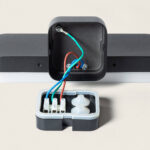 Applique murale noire rectangulaire LED avec boîtier de fixation ouvert et câbles de raccordement visibles