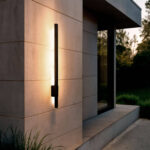 Applique murale extérieure noire verticale en métal mat avec bande LED émettant lumière chaude