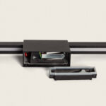 Applique murale extérieure aluminium noir, boîtier ouvert et cache séparé avec connectique et bornier visibles