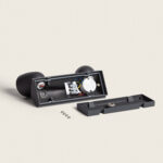 Applique murale extérieure démontée gris foncé, boîtier ouvert montrant câblage, support et vis