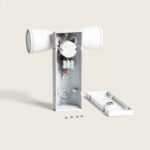 Applique murale extérieure blanche en aluminium à deux spots orientables, boîtier et plaque de fixation visibles