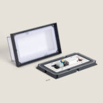 Applique murale extérieure rectangulaire anthracite en aluminium, double éclairage LED démontée avec diffuseur et module électronique visible